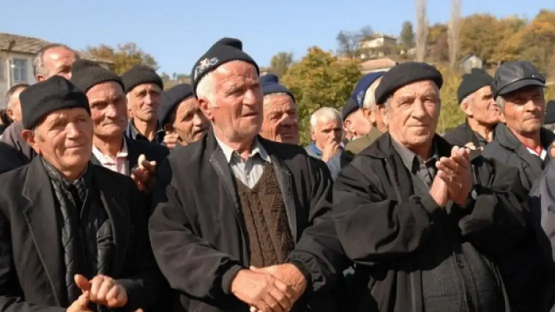 Tekrar azınlık statüsü ve ucuz popülizm peşinde koşan, iki koyun güdemeyen elemanlar mevzusu