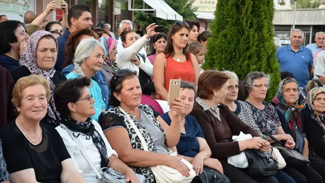 ONLARIN GIZANLARI KATALONYA'DA ÇİLEK TOPLAMIYOR...