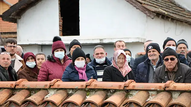 Arkamızda lambaların ışığını kıstık da geldik...