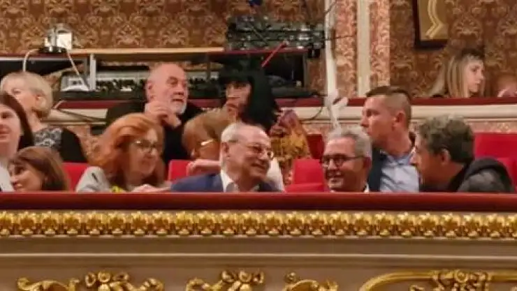 Cebel yerine, Lili'nin konserine gitti