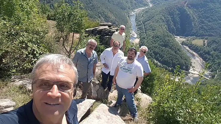 KARTALLARIN ÖZGÜR UÇUŞUNA ÖZENTİ