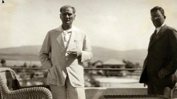 ŞAKİR ZÜMRE SANAYİCİ VE SİYASET ADAMI