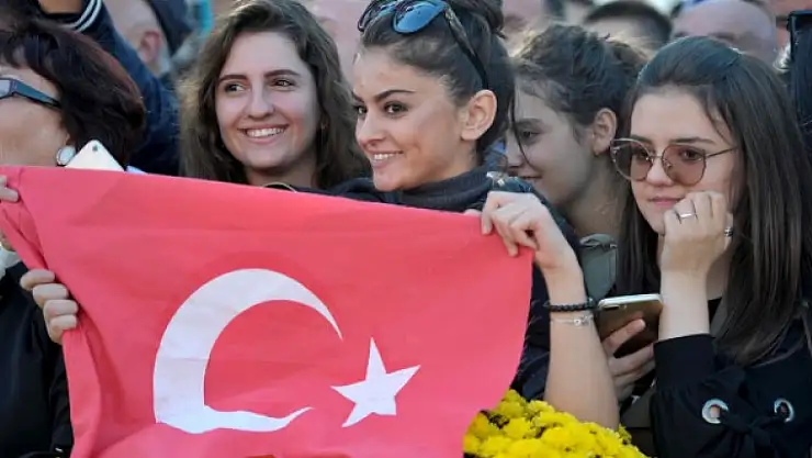 BİZLER NEYİN PEŞİNDEYİZ