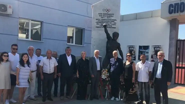 Resmi açılışına davet edilmeyen Lütvi Mestan, bu sabah o anıtın önüne çelenk bıraktı