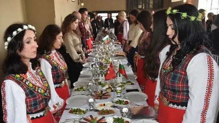 MİLLİ GÜNDE ŞEHİTLERİMİZ İÇİN SAYGI DURUŞU