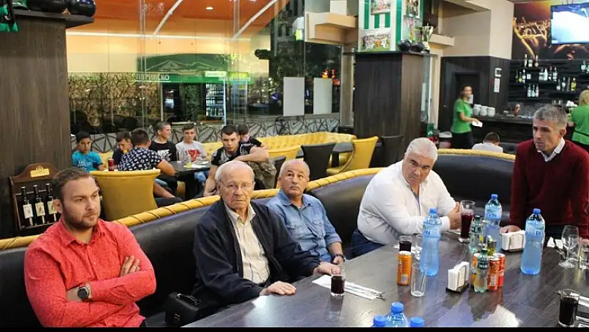 HASAN İSAEV GENÇ GÜREŞÇİLERİ TEBRİK ETTİ